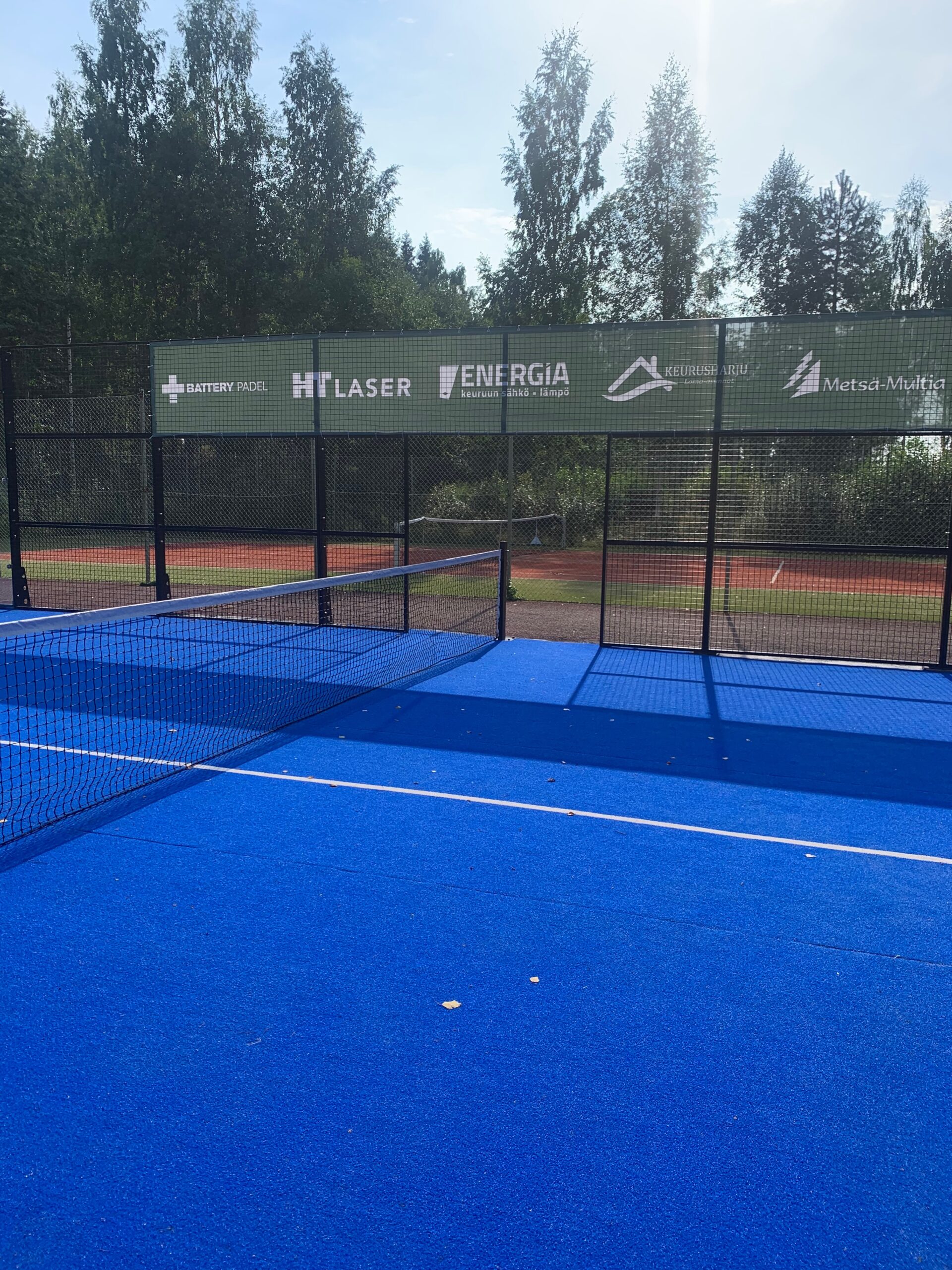 padel1_maija (2) Padel -kenttä sijaitsee aivan hotellin parkkipaikan vieressä.